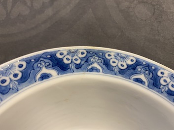 Twee Chinese blauw-witte kommen, Kangxi